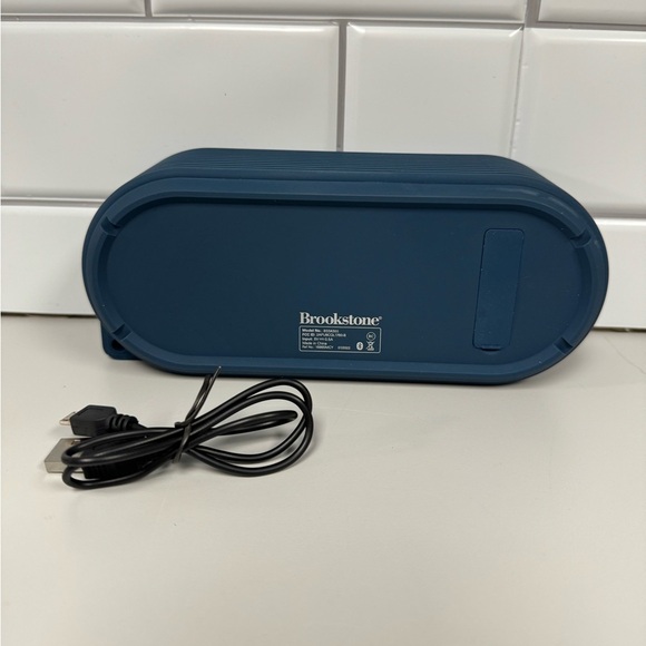 Brookstone Sleek Sound Wireless Speaker - Picture 4 of 6